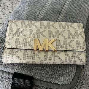 Micheal kors tri-fold wallet